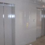 schilderen van nieuwe liftdeuren en omlijstingen in ziekenhuis Malle
