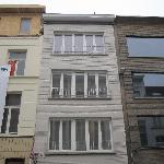 schilderen van gevel , dakgoot en metalen grilwerk appartement te Antwerpen
